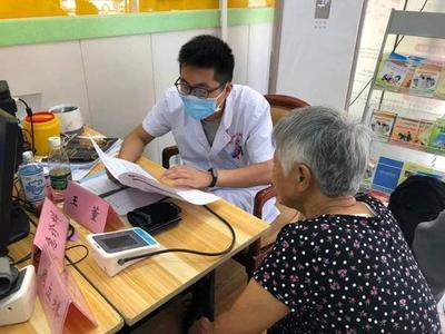 德州市中醫(yī)院開展老年健康宣傳周義診活動